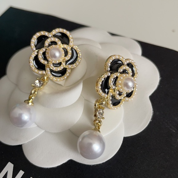 Earrings Camellia Flower with Pearl Drop black and gold - Picture 2 of 5